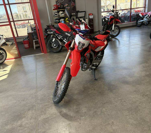 Moto tout-terrain 2026 CRF300L 300cc pour adultes avec EFI, ABS et fonctionnalités d'aventure premium, utilisation hors route, États-Unis - Product Image 2