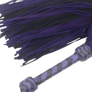 Flogger en cuir de vachette véritable avec poignée élégante et cordes coupées uniformément - Product Image 5