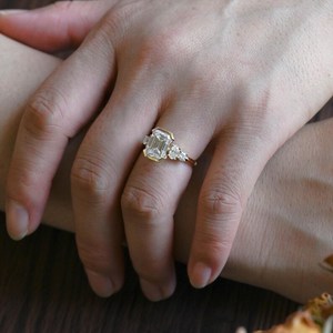 แหวนเพชรทรงเอเมอรัลด์คุณภาพสูง 2.00 กะรัต ดีไซน์ทันสมัย ทองคำแท้ 14K พร้อมเพชรเพาะเลี้ยงในห้องปฏิบัติการ ของขวัญสำหรับวันครบรอบแต่งงานหรืองานเลี้ยงสำหรับแฟนสาว - Product Image 3