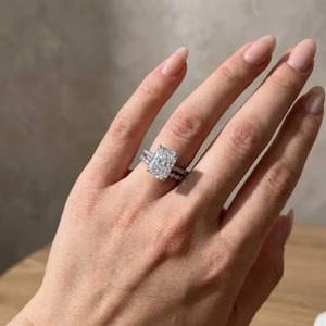 Bague de fiançailles luxueuse en argent sterling 925 avec moissanite taille radiant de 7,0 carats, halo caché et alliance classique plaquée or à taille complète - Product Image 2