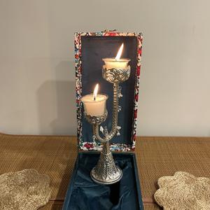 Support de bougie en argent plaqué avec gravures et bougies en verre - Product Image 6