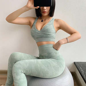 Ensemble de yoga pour femmes, haut court vert menthe à col en V profond et bretelles croisées, leggings taille haute longueur intégrale, ensemble 2 pièces sans couture - Product Image 1