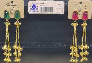 Boucles d'oreilles clous en pierre facettée trapézoïdale plaquées or, avec pampilles Ghungroo à chaînes multiples, longues et pendantes, lot en gros - Product Image 3