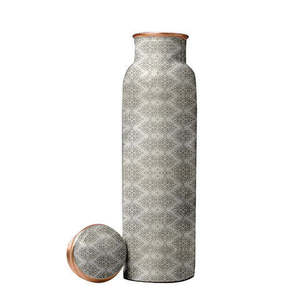 Bouteille en cuivre personnalisée par un designer avec impression artistique moderne pour une hydratation intelligente et les bienfaits de l'eau ayurvédique. Bouteilles en cuivre. - Product Image 1