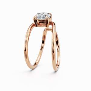 Anillo de banda abierta curvada con corte redondo de moissanita de 1.00 quilates, diseño único en plata 925 original con baño de oro rosa, ideal para regalo de promesa nupcial. - Product Image 3