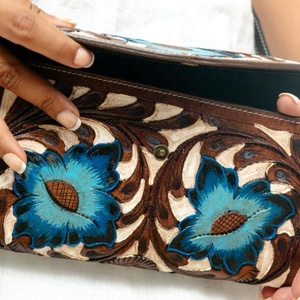 Venta al por mayor mano Tooled cuero mujer monedero cuero genuino Crossbody turquesa Floral cartera Western Boho Floral cuero de vaca carteras - Product Image 5