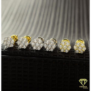 Élégantes boucles d'oreilles clous en argent sterling 925 avec diamants de laboratoire en forme de fleur et détails dorés, bijoux étincelants pour la vente en gros - Product Image 4