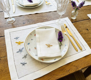 Ensemble de sets de table en lin brodé avec motif abeille, style lavable en machine, sets de table et de serviettes à ourlet festonné pour usage domestique - Product Image 1