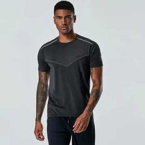 T-shirt en polyester pour homme, vêtements de sport et de course, t-shirt de gym de haute qualité, léger, prix de gros, fabrication directe du Pakistan. - Product Image 3