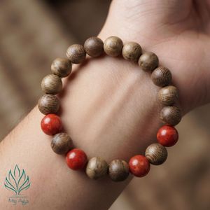 Bracelet en bois d'agar naturel du Vietnam en gros ASD10.02.005 avec 15 perles de bois d'agar et 4 perles de corail rouge sur cordon élastique extensible - Product Image 2