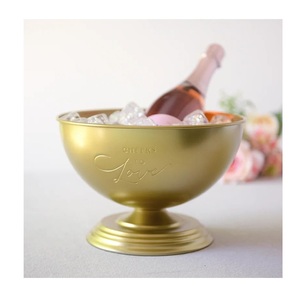 Seau à champagne doré mat avec inscription « Longue vie à l'amour » - Cadeau élégant sur piédestal pour les couples - Product Image 3