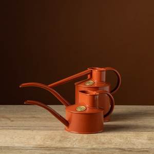 Arrosoir en métal rouge avec long bec pour le jardinage en extérieur, finition peinte durable - Product Image 1
