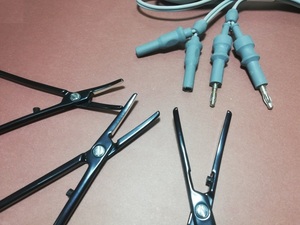 Pinza Bipolar Antiadherente para Sellado de Arterias, Reutilizable, 6.5", 7.5" y 8.5" con Pin de 4mm y Cordón de Silicona, Instrumento de Obstetricia y Ginecología - Product Image 5