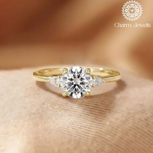 Anillo de compromiso y eternidad Charm_Jewells para mujer, chapado en oro rosa de 18K sobre plata, con moissanita de corte cojín y engaste clásico de puntas - Product Image 1