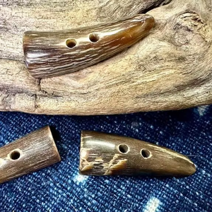 Botones de cuerno de búfalo hechos a mano, duraderos, de color natural, estilo animal, para abrigos de invierno, botones con agujero - Product Image 1