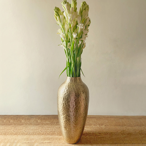 Elegantes jarrones cilíndricos de latón texturizado. Centro de mesa decorativo para el hogar con acabado en oro premium. Disponible a precios de mayorista. - Product Image 6