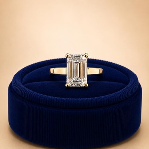 แหวนหมั้นเพชรทรงเหลี่ยมมรกต 14K ทองคำขาว ประดับเพชรเลี้ยงในห้องปฏิบัติการ 4 กรงเล็บ ดีไซน์เรียบหรู สำหรับผู้หญิง รับรองโดย IGI - Product Image 3