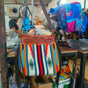 Bolso Vintage de alta calidad para niñas con correa de borla, moda occidental, manta para SILLÍN, monedero, cierre de cremallera, venta al por mayor - Product Image 3