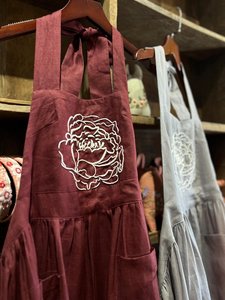 Robe tablier en lin avec broderie florale faite main, col noué, sans manches, coupe ample, longueur maxi, tenue décontractée quotidienne pour femme - Product Image 4