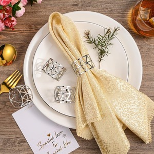 ที่ใส่ผ้าเช็ดปากลายสามเหลี่ยมโลหะสีเงินพรีเมียม สำหรับงานเลี้ยงอาหารค่ำอย่างเป็นทางการ  แหวนผ้าเช็ดปากลายฉลุเรขาคณิตสีเงินตกแต่ง - Product Image 4