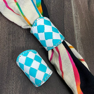 Anillo de Cuero Genuino Repujado a Mano para Bufandas y Pañuelos, Diseño Western con Patrón a Cuadros, Soporte Seguro para Pañuelos y Bufandas - Product Image 4