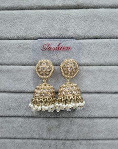 Elegantes Pendientes Jhumka Chapados en Oro Antiguo, Pendientes Jhumki con Perlas y Piedras Kundan Tradicionales Indias, Joyería Étnica para Mujer - Product Image 1