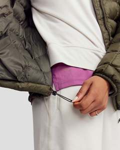Chaqueta de invierno acolchada personalizada para mujer, ropa informal premium para exteriores, a prueba de viento, con cierre de cremallera y bolsillos laterales. - Product Image 4