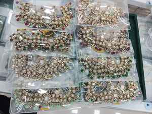 Ensemble de colliers tendance avec Maang Tikka et boucles d'oreilles, bijoux de mariage indiens traditionnels pour filles et femmes - Product Image 6