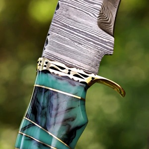 Cuchillo de caza y camping de hoja fija Bowie hecho a mano de acero de Damasco con mango de resina verde y funda de cuero, opciones DIY y OEM - Product Image 3