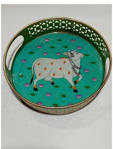 Plateau décoratif artisanal traditionnel en acier inoxydable avec motif de vache, fond vert, bordure en cuivre - Product Image 1