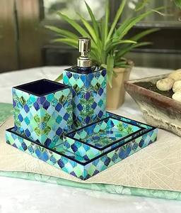 Accessoire de salle de bain de luxe, finition mosaïque incrustée de nacre, boîte à mouchoirs décorative irisée 4. Savon en bombe argenté - Product Image 1