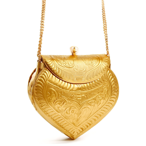 Bolso de Noche en Forma de Corazón de Metal Hecho a Mano, Grabado en Tono Dorado, con Cadena de Perlas en el Borde, Forro Rojo, Bolso de Novia - Product Image 2