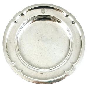 Assiette de présentation en métal style floral, taille personnalisable disponible, en laiton et argent, pour service alimentaire et événements - Product Image 1