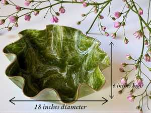 Cuenco grande de resina epoxi verde oliva con diseño de geoda, hecho a mano, decorativo, para servir. - Product Image 2