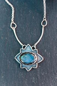 Pendentif classique en argent 925 avec labradorite naturelle - Collection de bijoux en pierres précieuses faits à la main - Product Image 5