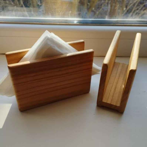 Porte-serviettes en bois artisanal avec finition lisse, idéal pour les tables à manger, pour garder les serviettes bien rangées avec un style naturel. - Product Image 3