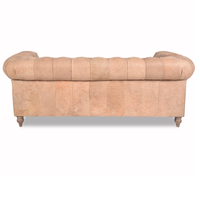 Canapé Chesterfield haut de gamme deux places en cuir avec dossier profond matelassé, accoudoirs roulés, structure en bois massif, assise confortable pour salon.