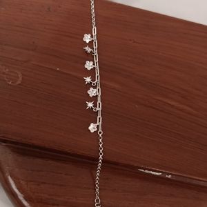 Bracelet Revalia avec pendentif étoile fleurie et diamants, bijou tendance pour femme - Product Image 4