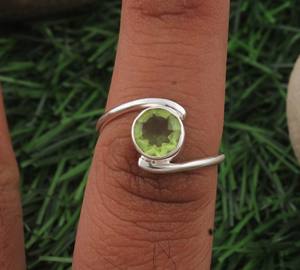 Bague Minimaliste en Argent Sterling 925 avec Péridot Naturel, Bijou Délicat Classique Pierre de Naissance d'Août, Cadeau de Mariage et Fiançailles - Product Image 2