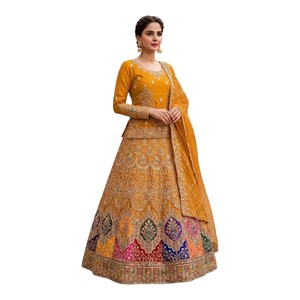 Robe de soirée élégante en organza brodée couleur moutarde, coupe trapèze, avec motif géométrique fait main, manches longues, longueur ras du sol - Product Image 6