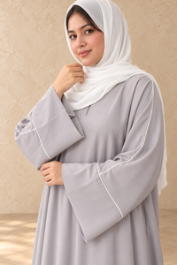 Abaya Mishkat Couture gris argenté en tissu Nida avec bordure blanche, manches cloche et hijab blanc, longueur MAXI, tenue de soirée, style modeste - Product Image 3