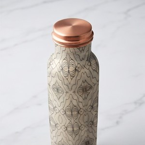 Botella de agua vintage de cobre con tapa de rosca y diseño floral reutilizable. Combinación perfecta de arte, bienestar y lujo diario. - Product Image 6