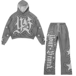 ชุดแทรคสูทปักโลโก้เชนิลล์แบบกำหนดเองสำหรับผู้ชาย สไตล์ Y2K สตรีทแวร์ สีเทา ลายดาวปัก ชุดฮู้ดดี้และกางเกงจ็อกเกอร์ทรงโอเวอร์ไซส์ ผ้าฟลีซสองชิ้น - Product Image 1