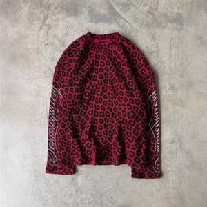 T-shirt en tricot à manches longues surdimensionné de haute qualité pour homme, 100% coton, imprimé léopard rouge gaufré, style streetwear - Product Image 1