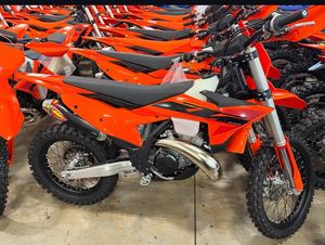 รถมอเตอร์ไซค์วิบาก KTM 250XC-W 2 จังหวะ ปี 2026 สีส้มดำ เบาะสีเงิน ท่อไอเสียสีเงิน - Product Image 1