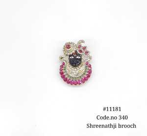 11181 Broche Shreenathji chapado en oro con figuras, pin con piedras redondas Kundan de corte brillante y engaste de garra, broche de boda - Product Image 3