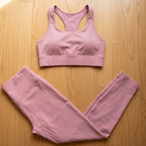 Conjunto Deportivo de 2 Piezas: Sujetador Deportivo Rosa con Espalda Cruzada y Leggings de Cintura Alta, Ropa Deportiva sin Costuras para Yoga y Ejercicio - Product Image 1