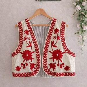 Gilet tricoté bohème brodé pour femme, motif floral, col en V, sans manches, en coton fait main, design rouge et blanc, coupe courte - Product Image 2