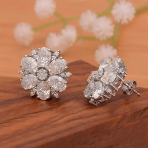 Boucles d'oreilles clous en moissanite motif floral, boucles d'oreilles en grappe florale, boucles d'oreilles rondes scintillantes à pétales, bijoux élégants pour femme, cadeau de mariage - Product Image 6