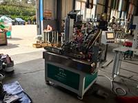 Machine à ourler et à perforer les œillets